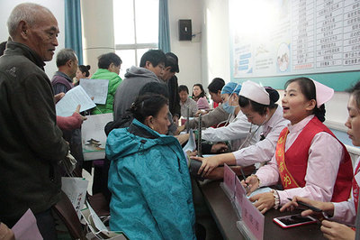 我院開展2017年“世界糖尿病日”義診講座志愿服務活動，提供專業(yè)健康咨詢